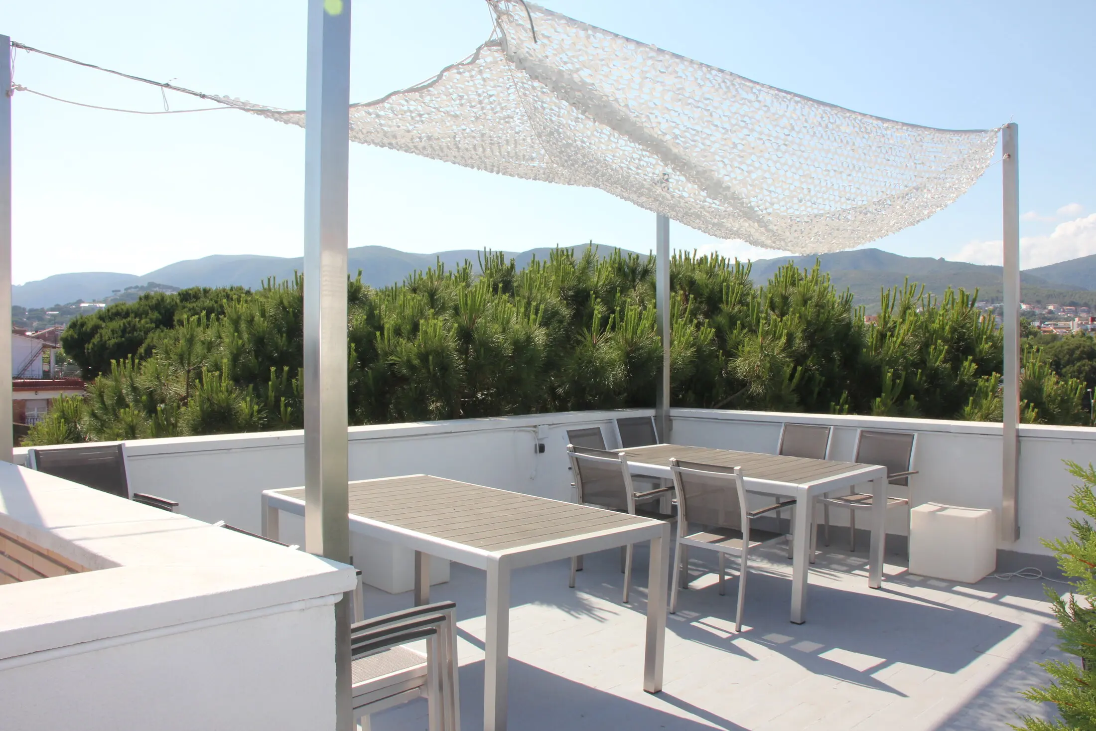 Azotea común con zona chill-out, pérgola y barbacoas