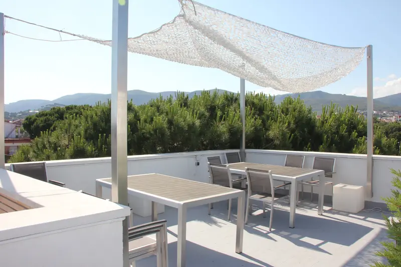 Azotea común con zona chill-out y barbacoas
