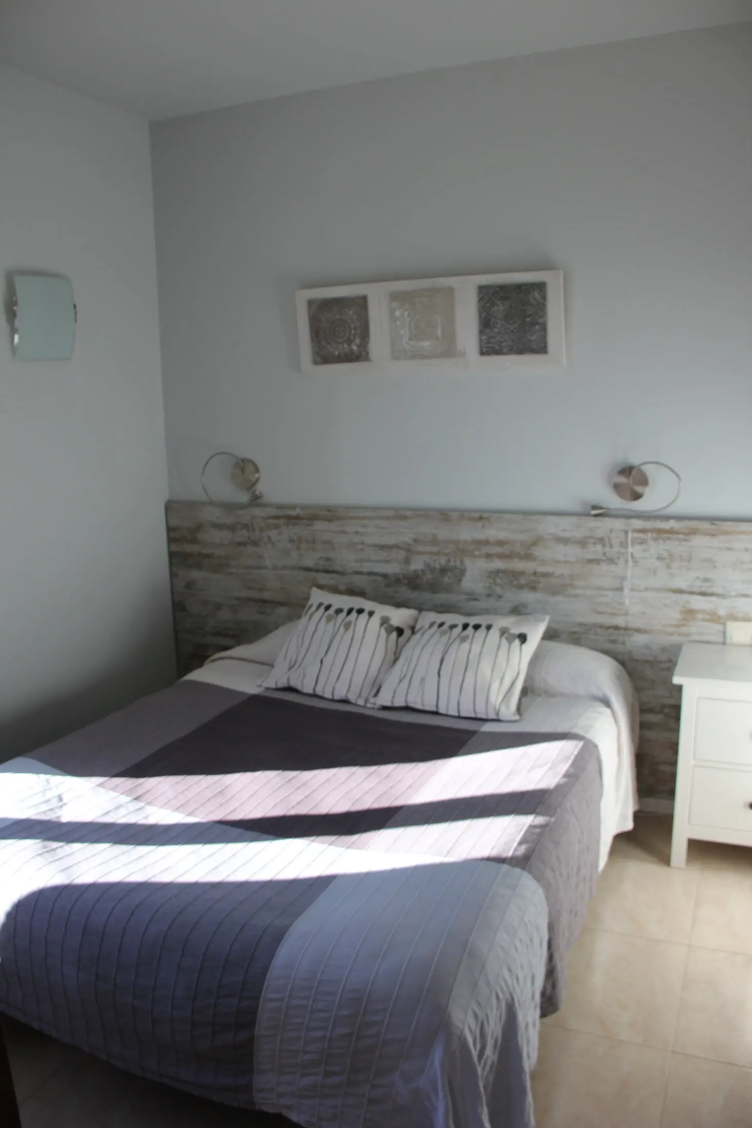 Dormitorio con cama doble