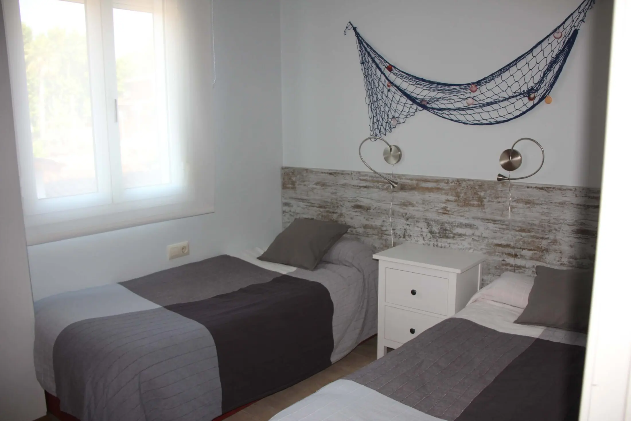 Dormitorio con dos camas individuales