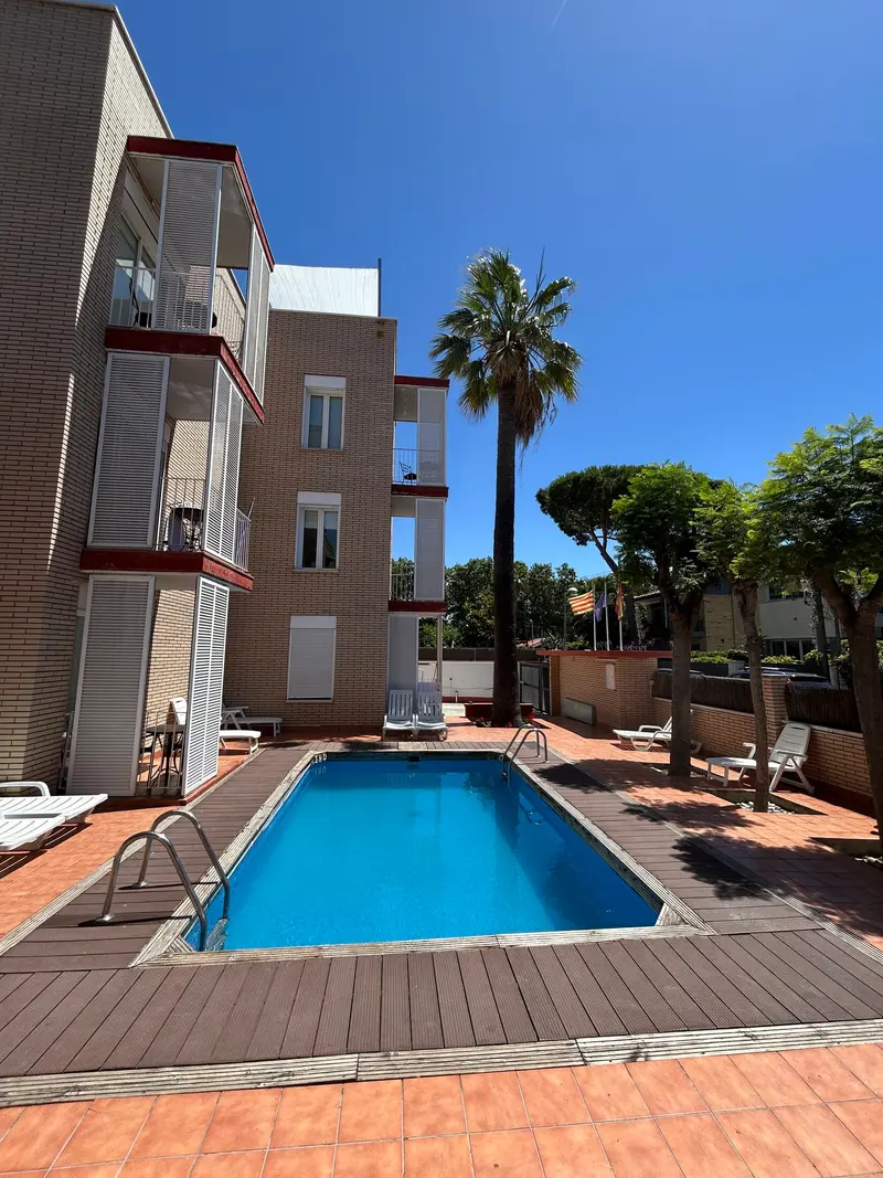 Vista exterior del complejo junto a la piscina
