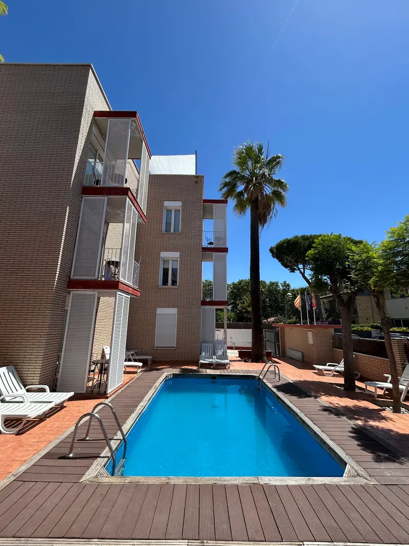 Terraza con vistas a la piscina